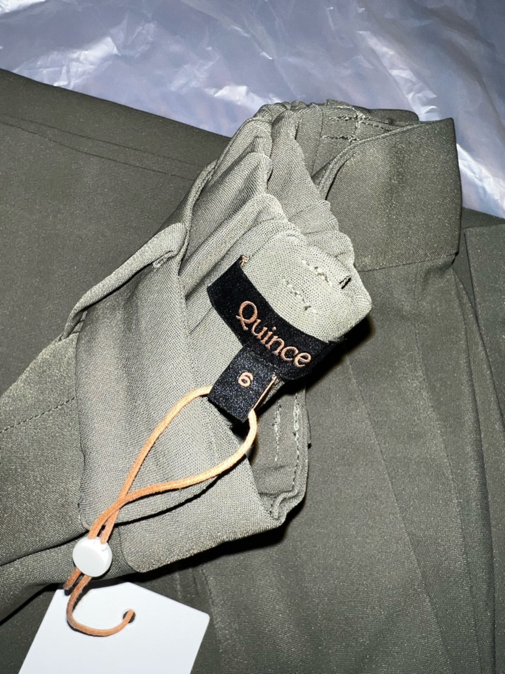 NWT 💚 QUINCE Olive Stretch Crepe Pleated Wide Leg Pants; Size 6, 30L - Picture 14 of 16